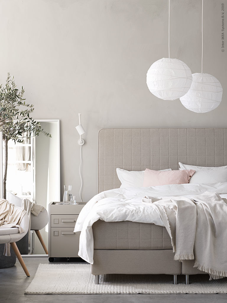 Natural materials in the bedroom provides a very high comfort and a comfortable sleeping climate. An olive tree reinforces the sense of silence and a simple section open wardrobe creates an overview and an open lightness to the room.