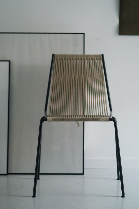 Noel chair from Thorup Copenhagen
Noel Chair er baseret på et minimalistisk designprincip, med fokus på at skabe et stringentmøbel med en synlig og letforståelig konstruktion. Kontrasten mellem det simple stel af stål og det håndflettedesæde og ryg, repræsenterer essensen af stolen og skaber en interessant effekt.