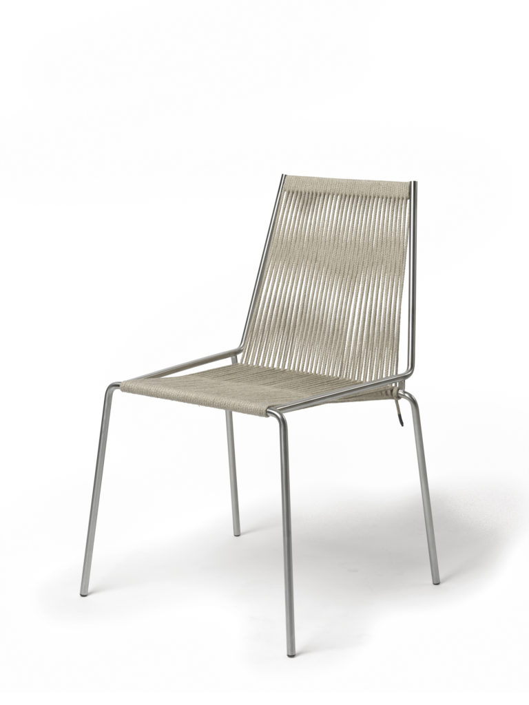 Noel chair from Thorup Copenhagen
Noel Chair er baseret på et minimalistisk designprincip, med fokus på at skabe et stringentmøbel med en synlig og letforståelig konstruktion. Kontrasten mellem det simple stel af stål og det håndflettedesæde og ryg, repræsenterer essensen af stolen og skaber en interessant effekt.