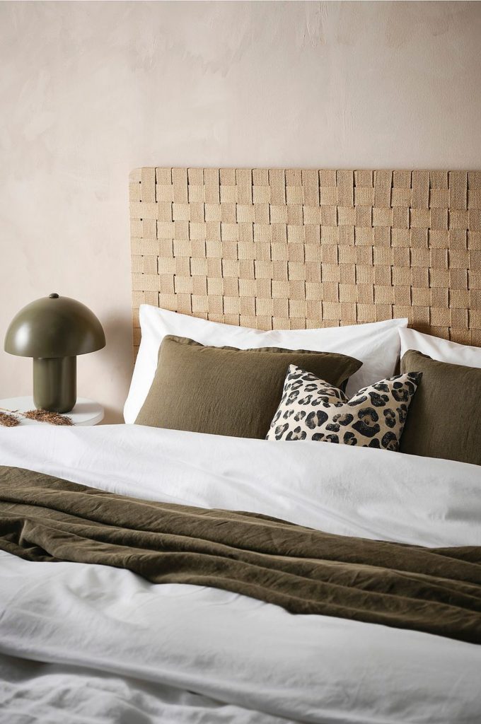 Indram din seng med dekorativt, flettet sengeramme i rolige naturfarver. KÖPENJAMN sengegavl er en fritstående gavl i sæbebehandlet eg med net af jute som hænges direkte på væggen.